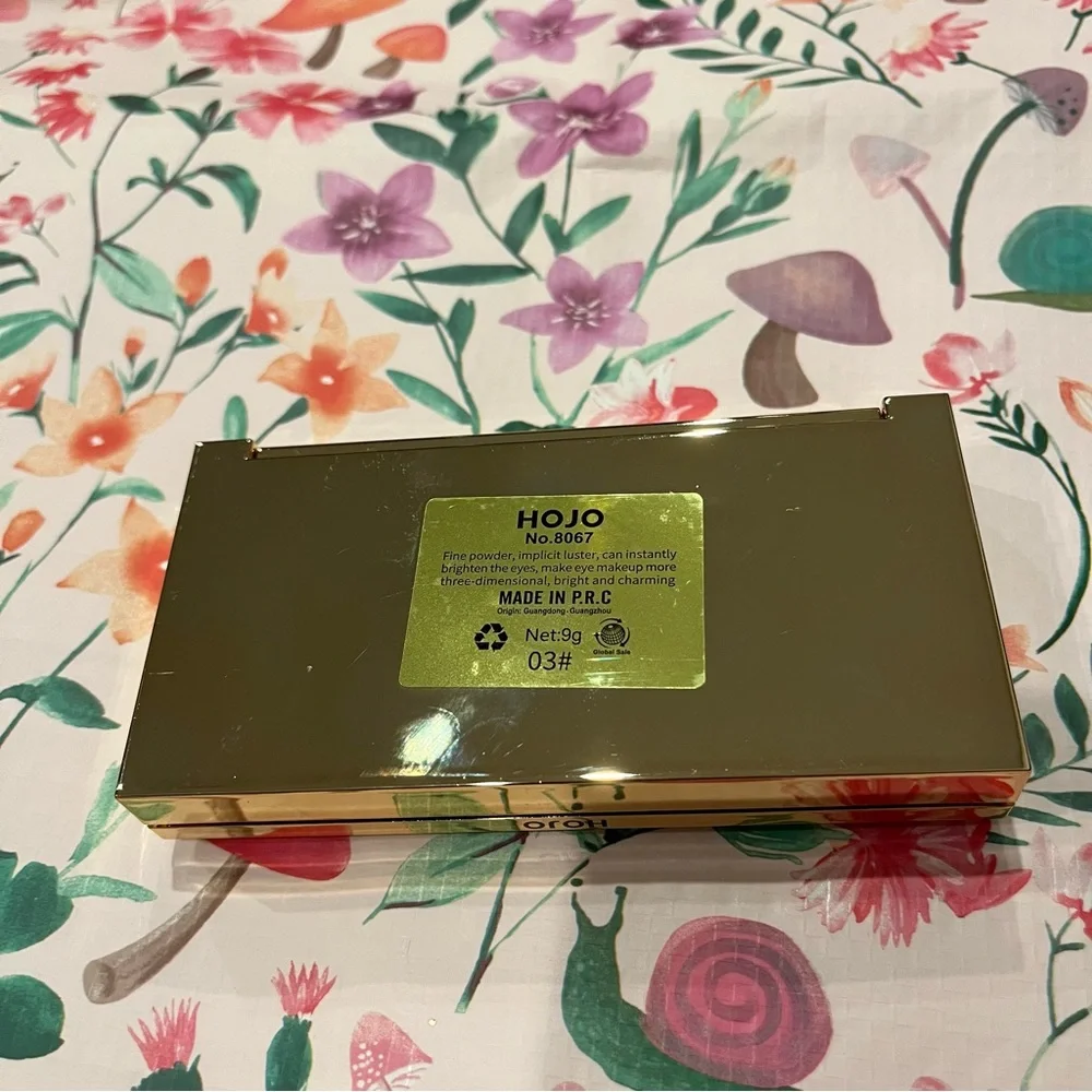 Gold Eyeshadow Palette with Bright and Neutral Colors